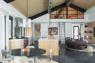 Стильный дизайн: открытая гостиная комната среднего размера в современном стиле с белыми стенами, бетонным полом и черным полом - последний тренд