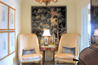 Стильный дизайн: открытая гостиная комната среднего размера в классическом стиле с белыми стенами, паркетным полом среднего тона и коричневым полом без камина - последний тренд