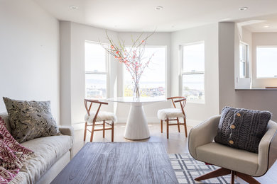 Diseño de sala de estar abierta contemporánea pequeña con paredes grises y suelo de madera clara