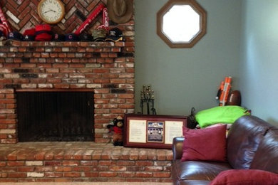 オレンジカウンティにある低価格のトラディショナルスタイルのおしゃれなファミリールーム (グレーの壁、カーペット敷き、標準型暖炉、レンガの暖炉まわり) の写真