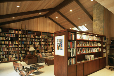 Diseño de sala de estar con biblioteca abierta contemporánea con moqueta