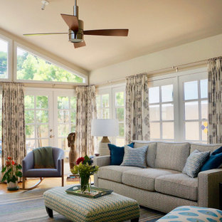 Mittelgroßes, Offenes Maritimes Wohnzimmer mit beiger Wandfarbe, hellem Holzboden und gelbem Boden in Los Angeles