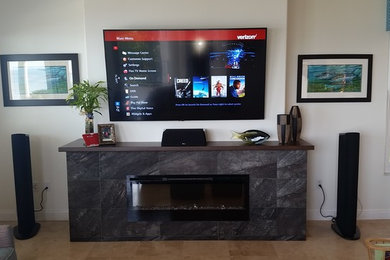 Modelo de sala de estar clásica con televisor colgado en la pared