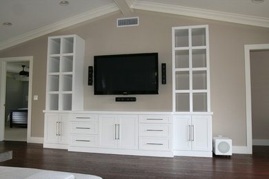 Ejemplo de sala de estar abierta tradicional renovada grande con televisor colgado en la pared