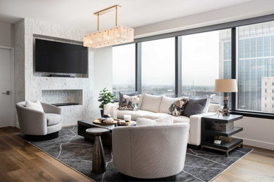Ejemplo de sala de estar abierta contemporánea con marco de chimenea de piedra, televisor colgado en la pared, paredes blancas, suelo de madera oscura y chimenea lineal