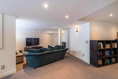 Ejemplo de sala de estar abierta clásica de tamaño medio con paredes blancas, moqueta y televisor colgado en la pared