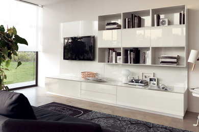 Ejemplo de sala de estar abierta actual de tamaño medio sin chimenea con paredes beige, televisor colgado en la pared y suelo marrón