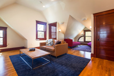Imagen de sala de estar cerrada tradicional sin chimenea con paredes blancas y suelo de madera en tonos medios