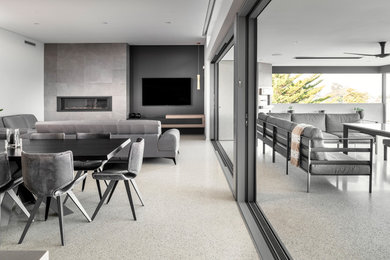 Idee per un grande soggiorno moderno con pavimento in cemento e pavimento bianco