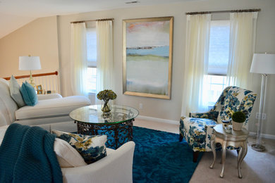 Foto de sala de estar tipo loft clásica renovada de tamaño medio sin chimenea y televisor con paredes blancas, moqueta y suelo beige