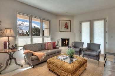 Diseño de sala de estar abierta tradicional renovada de tamaño medio con suelo de piedra caliza, chimenea de esquina y marco de chimenea de yeso