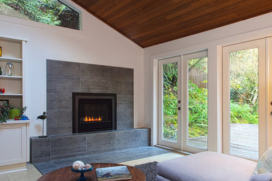 Imagen de sala de estar abierta minimalista grande con paredes blancas, suelo de baldosas de porcelana, todas las chimeneas y marco de chimenea de hormigón