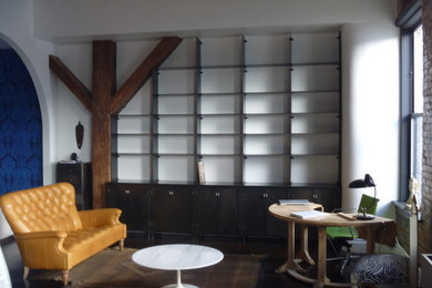 Mittelgroße, Fernseherlose, Offene Moderne Bibliothek ohne Kamin mit weißer Wandfarbe, dunklem Holzboden und braunem Boden in New York