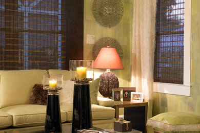 Foto de sala de estar cerrada clásica renovada pequeña con paredes verdes, suelo de madera en tonos medios y pared multimedia