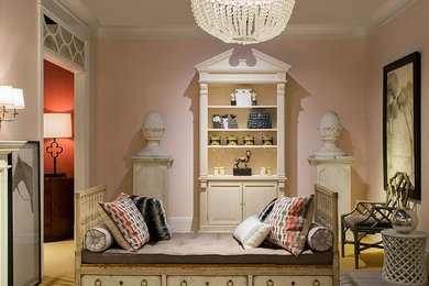 Ejemplo de sala de estar cerrada clásica de tamaño medio sin televisor con paredes rosas, moqueta, todas las chimeneas y suelo amarillo