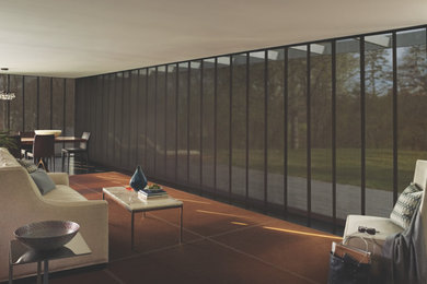 Foto di un grande soggiorno design aperto con pareti bianche, pavimento in cemento e pavimento marrone