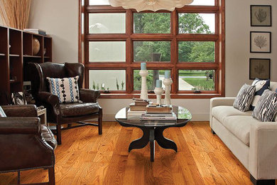 Diseño de sala de estar abierta contemporánea de tamaño medio con paredes marrones y suelo de madera en tonos medios