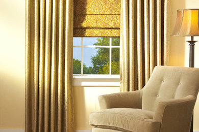 Réalisation d'une salle de séjour tradition avec un mur jaune et un sol en bois brun.