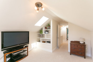 Imagen de sala de estar de estilo americano con paredes beige y moqueta
