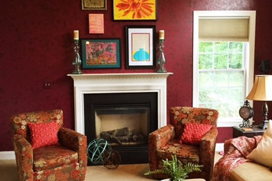 フィラデルフィアにある低価格の広いトランジショナルスタイルのおしゃれなオープンリビング (赤い壁、カーペット敷き、標準型暖炉、木材の暖炉まわり、据え置き型テレビ) の写真
