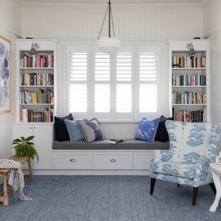 Mittelgroße, Fernseherlose, Offene Klassische Bibliothek ohne Kamin mit weißer Wandfarbe, Teppichboden, blauem Boden und Wandpaneelen in Brisbane