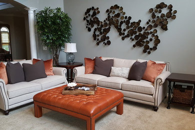 Modelo de sala de estar abierta tradicional renovada grande con paredes grises, moqueta y suelo beige