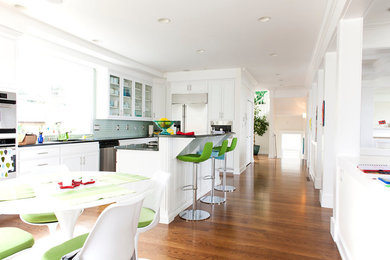 Diseño de sala de estar abierta contemporánea de tamaño medio con suelo de madera en tonos medios