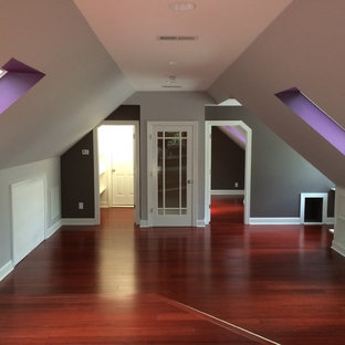 Diseño de sala de estar tipo loft, de estilo americano, con paredes multicolor y suelo de madera oscura
