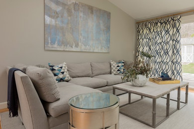 Diseño de sala de estar abierta clásica renovada de tamaño medio con paredes grises, suelo de madera en tonos medios y televisor colgado en la pared