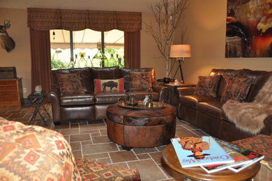 Ejemplo de sala de estar abierta de estilo americano de tamaño medio con suelo de travertino, chimenea de doble cara y marco de chimenea de piedra