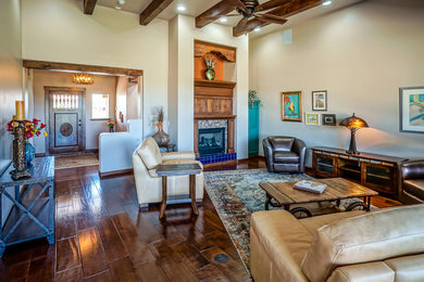 Foto de sala de estar abierta de estilo americano grande con paredes beige, suelo de madera oscura, todas las chimeneas, marco de chimenea de baldosas y/o azulejos y suelo marrón