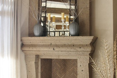 Imagen de sala de estar abierta de estilo americano de tamaño medio con paredes beige, chimenea de esquina, marco de chimenea de piedra y televisor retractable