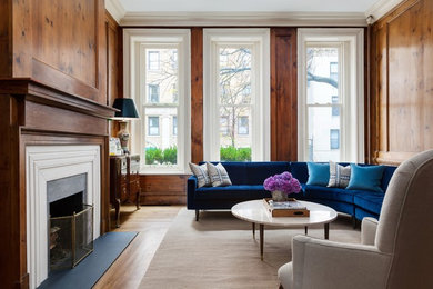 Abgetrenntes Klassisches Wohnzimmer mit brauner Wandfarbe, braunem Holzboden, Kamin und braunem Boden in New York