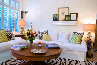 Ejemplo de sala de estar tradicional con paredes blancas y alfombra