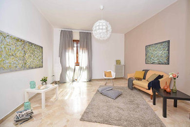 Idées déco pour une salle de séjour contemporaine de taille moyenne et fermée avec un mur beige, aucun téléviseur et un sol beige.