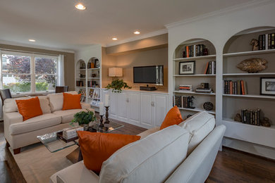 Imagen de sala de estar abierta tradicional renovada de tamaño medio