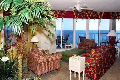 マイアミにあるトロピカルスタイルのおしゃれなファミリールームの写真