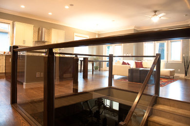 Foto de sala de estar abierta minimalista de tamaño medio con paredes grises y suelo de madera en tonos medios