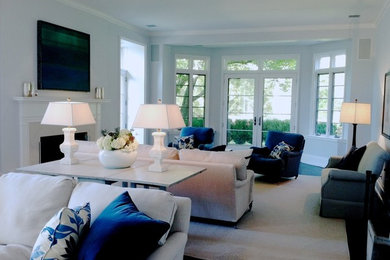 Foto de sala de estar cerrada clásica renovada grande sin televisor con paredes azules, suelo de madera oscura, todas las chimeneas y marco de chimenea de piedra