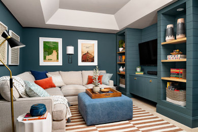 Imagen de sala de estar ecléctica con paredes azules, moqueta, televisor colgado en la pared y suelo beige