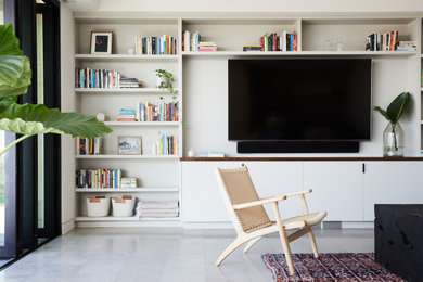 Modelo de sala de estar abierta contemporánea con paredes blancas, pared multimedia y suelo gris