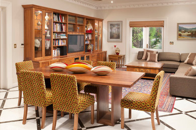 Imagen de sala de estar con biblioteca abierta actual extra grande con paredes blancas, suelo de mármol y pared multimedia