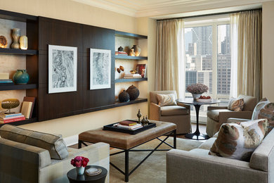 Modelo de sala de estar abierta tradicional renovada de tamaño medio sin chimenea con paredes amarillas, televisor retractable, suelo de madera oscura y suelo marrón