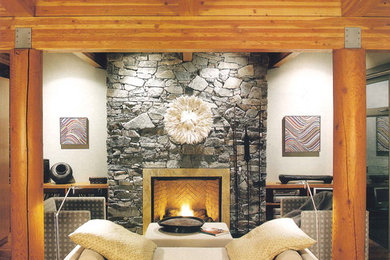 Foto de sala de estar abierta contemporánea de tamaño medio sin televisor con paredes blancas, suelo de madera en tonos medios, todas las chimeneas, marco de chimenea de piedra y suelo marrón