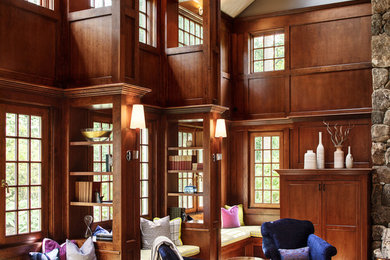 Imagen de sala de estar con biblioteca abierta clásica grande con suelo de madera clara