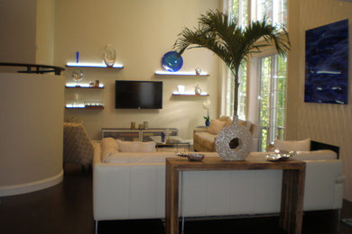 Imagen de sala de estar tradicional renovada con suelo de madera clara, todas las chimeneas, marco de chimenea de madera, televisor colgado en la pared y paredes beige