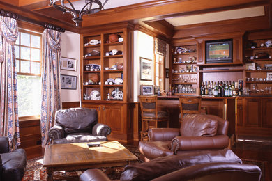 Foto de sala de juegos en casa abierta clásica de tamaño medio sin chimenea con paredes beige, suelo de madera en tonos medios, pared multimedia y suelo marrón