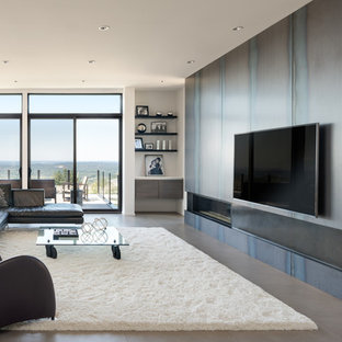 Foto de sala de estar abierta, actual, grande, con suelo de baldosas de cerámica, chimenea lineal, marco de chimenea de metal, televisor colgado en la pared, paredes multicolor y suelo gris