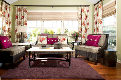 Immagine di un soggiorno tradizionale con pareti verdi, pavimento in legno massello medio e nessuna TV