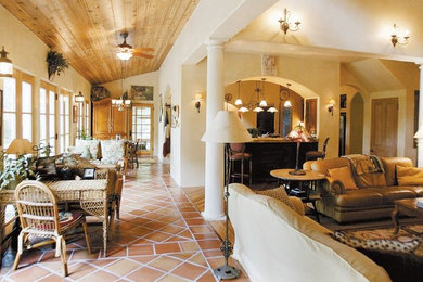 Diseño de sala de estar abierta mediterránea de tamaño medio con paredes beige y moqueta